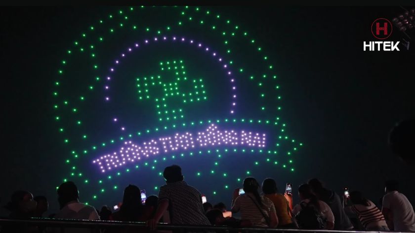 Đông đảo người dân đến xem màn trình diễn drone light show