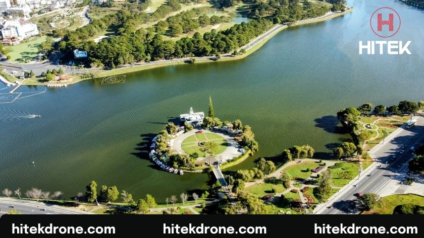 Hồ Xuân Hương gây hiệu ứng phản chiếu ánh sáng khi biểu diễn Drone Light Show