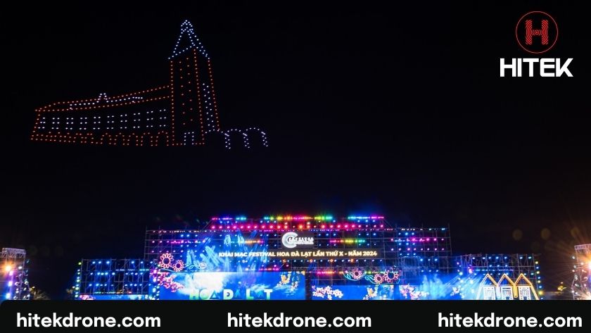 Quảng trường Lâm Viên ngay trung tâm Đà Lạt thu hút khách du lịch khi biểu diễn Drone Light Show