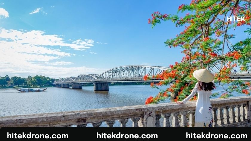 Bờ sông Hương với không gian thoáng, tạo hiệu ứng phản chiếu đẹp
